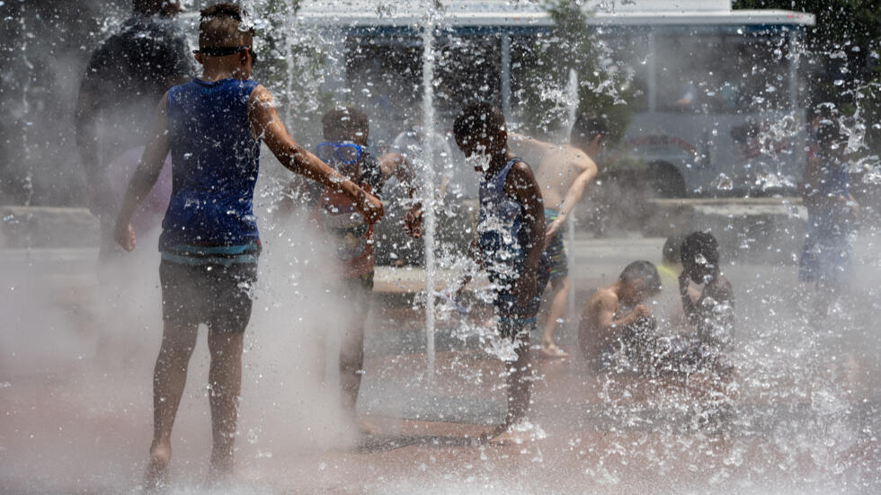 Unos niños se refrescan en una fuente del parque de Greenway para combatir la ola de calor, el 19 de junio de 2024 en Boston, al noreste de EEUU