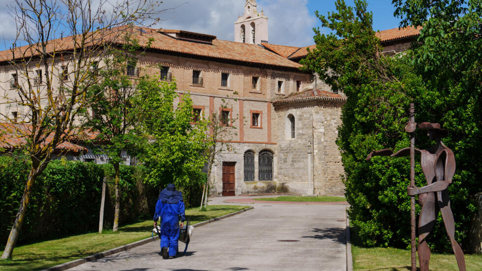 Un jardinero trabaja en el convento de Santa Clara de Belorado, pueblo de la provincia castellana de Burgos, el 19 de junio de 2024 al norte de España