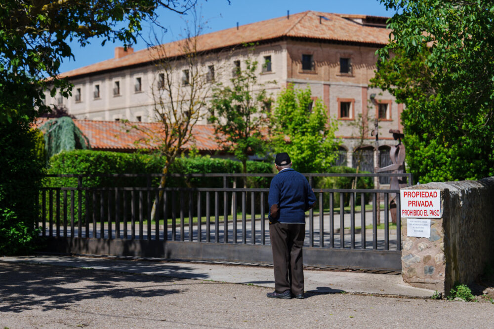 Un hombre observa desde su entrada el convento de Santa Clara de Belorado, pueblo de la provincia castellana de Burgos, el 19 de junio de 2024 al norte de España