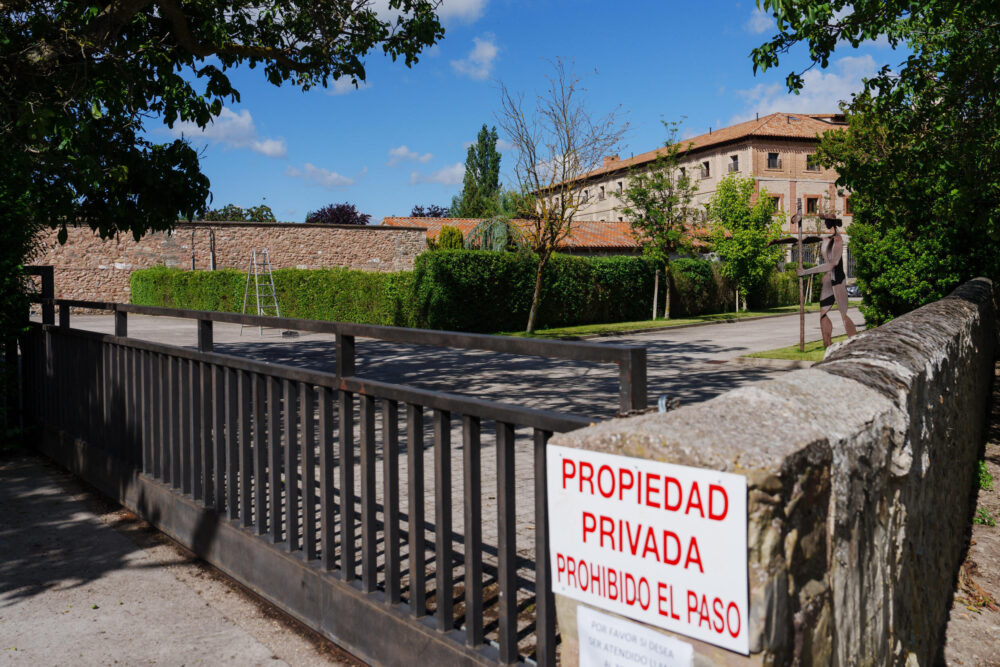 Un cartel prohíbe el paso en la valla de entrada al convento de Santa Clara de Belorado, pueblo de la provincia castellana de Burgos, el 19 de junio de 2024 al norte de España