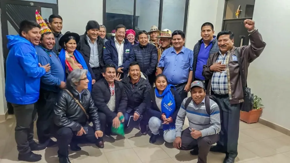 En julio de 2022, el presidente Luis Arce, Evo Morales y la plana mayor del MAS publicaron fotos de una reunión para negar su división. Foto: X de Luis Arce