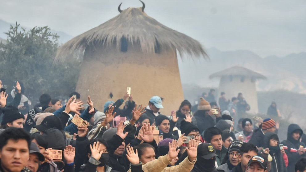 Visitantes en las Qollcas de Cotapachi reciben los primeros rayos del sol, este 21 de junio. DICO SOLÍS