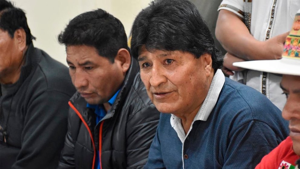 Evo Morales junto a dirigentes de su sector político en conferencia de prensa. Noé Portugal