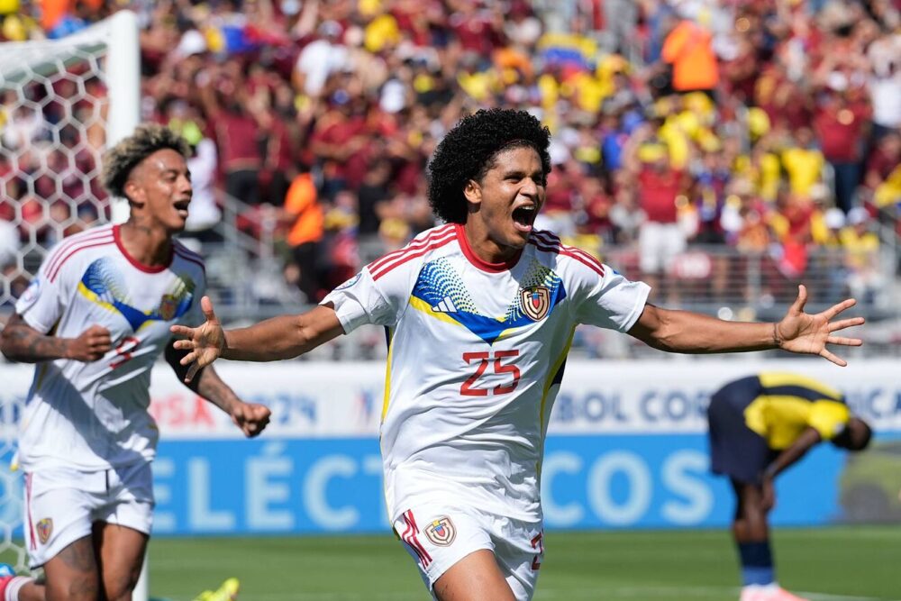 Bello y Jhordan Cádiz celebran el segundo gol de Venezuela.