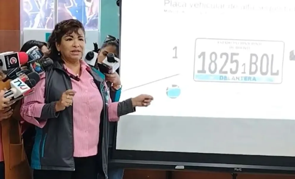 Noemí Lastra, directora de la Administración Tributaria Municipal de La Paz, explica las características de la nueva placa en el marco de la propuesta edil de 2022. Foto: Captura video