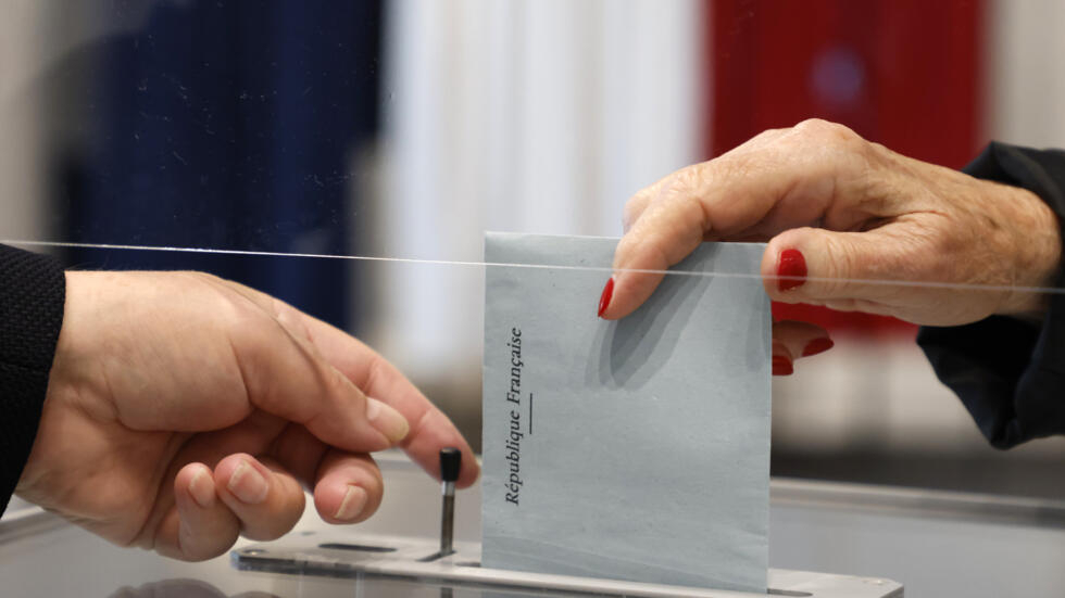 Imagen de una ciudadana depositando el voto durante la segunda vuelta de las elecciones regionales, en Le Touquet el 27 de junio de 2021