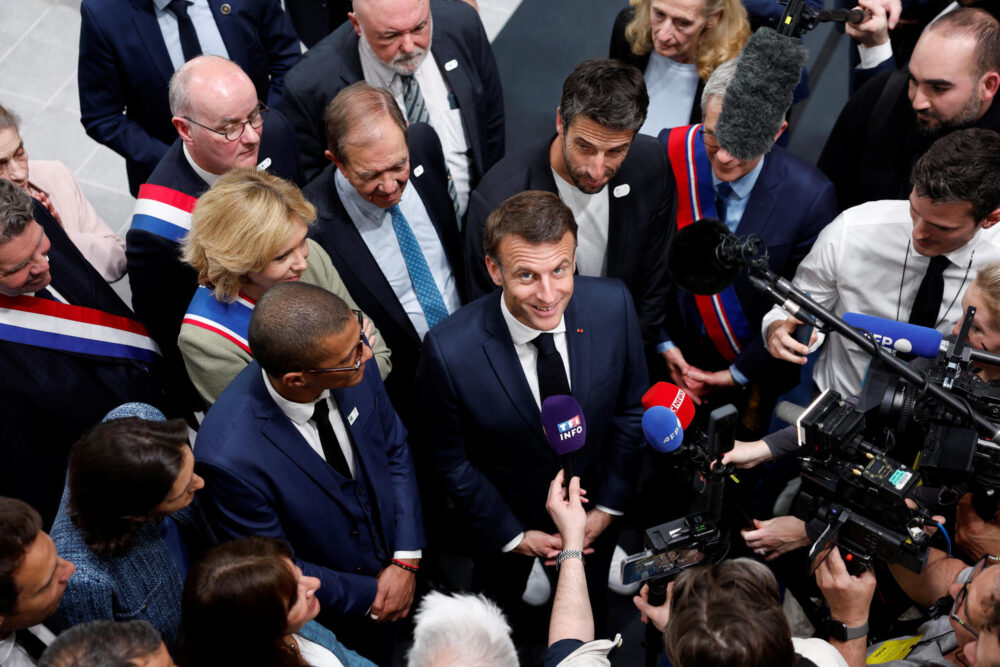 El presidente francés Emmanuel Macron atiende a la prensa durante la inauguración del Centro Olímpico Acuático, en Saint Denis (periferia norte de París), el 4 de abril de 2024