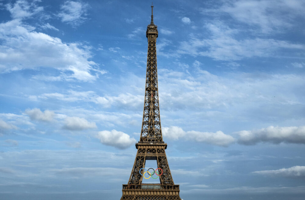 Imagen de los aros olímpicos intalados en la Torre Eiffel, el 19 de junio de 2024, a poco más de un mes para los Juegos Olímpicos de París