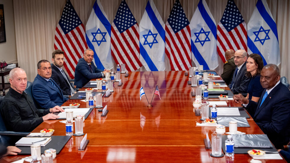 El secretario de Defensa estadounidense, Lloyd Austin (D), se reúne con el ministro de Defensa israelí, Yoav Gallant (I), en el Pentágono el 25 de junio de 2024 en Arlington, Virginia.