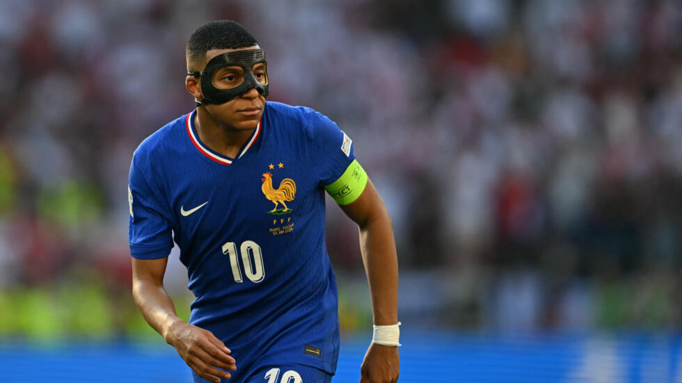 La estrella francesa Kylian Mbappé con una mascará durante el empate (1-1) entre Francia y Polonia en la tercera jornada de la Eurocopa, el 24 de junio de 2024