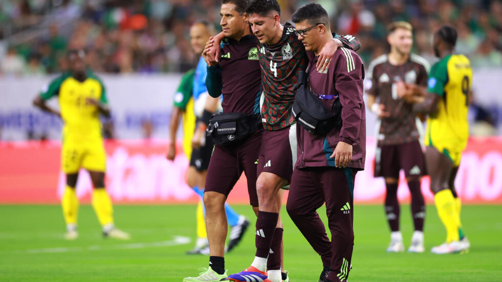 El capitán de México, el volante Edson Álvarez, deja el campo de juego con ayuda del equipo médico de su selección tras lesionarse en el partido contra Jamaica, en el debut de ambos equipos en la Copa América de Estados Unidos, en Houston, Texas, el 22 de junio de 2024.