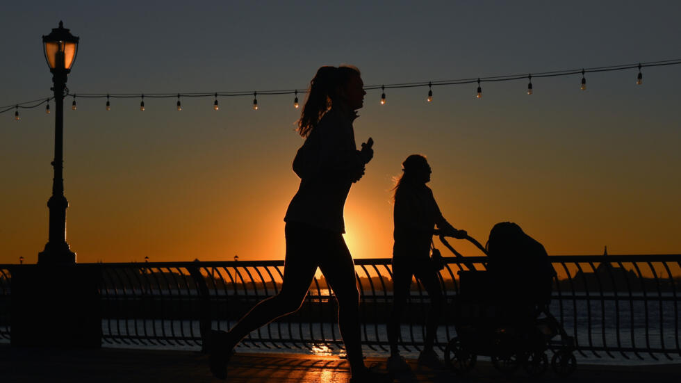 Una mujer hace ejercicio durante la puesta del sol el 10 de diciembre de 2020 en Nueva York