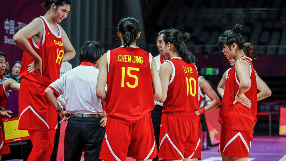 La jugadora de básquetbol china Zhang Ziyu (2,20 m), el 25 de junio, recibiendo instrucciones durante un partido en Shenzhen