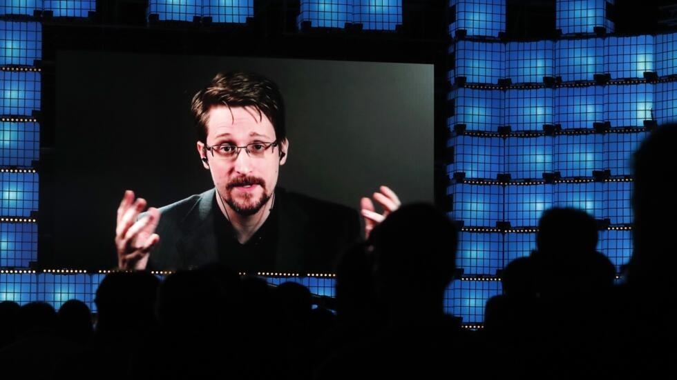 El excontratista de la Agencia de Seguridad Nacional de Estados Unidos Edward Snowden se dirige a los asistentes a través de videoconferencia en la conferencia tecnológica Web Summit en Lisboa el 4 de noviembre de 2019.