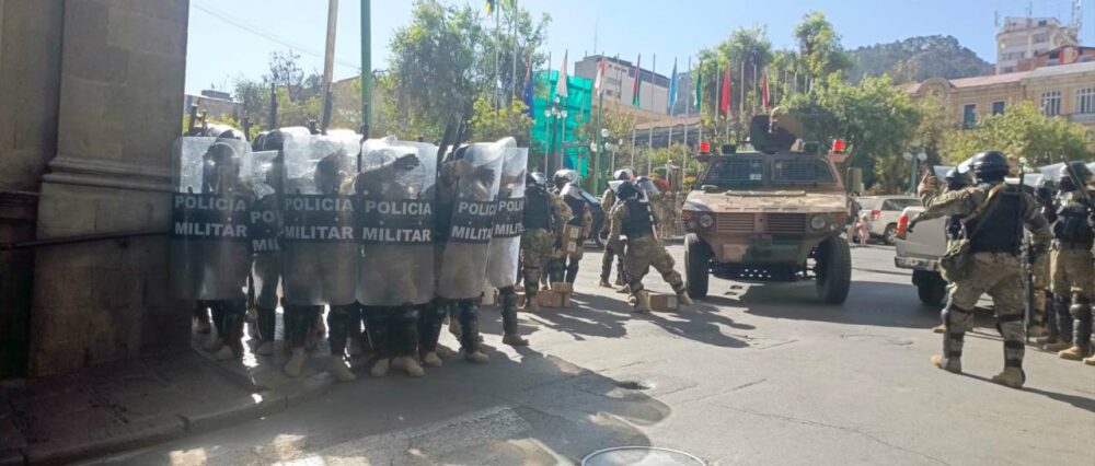 Militares con pasamontañas toman la plaza Murillo de La Paz y desalojan a transeúntes