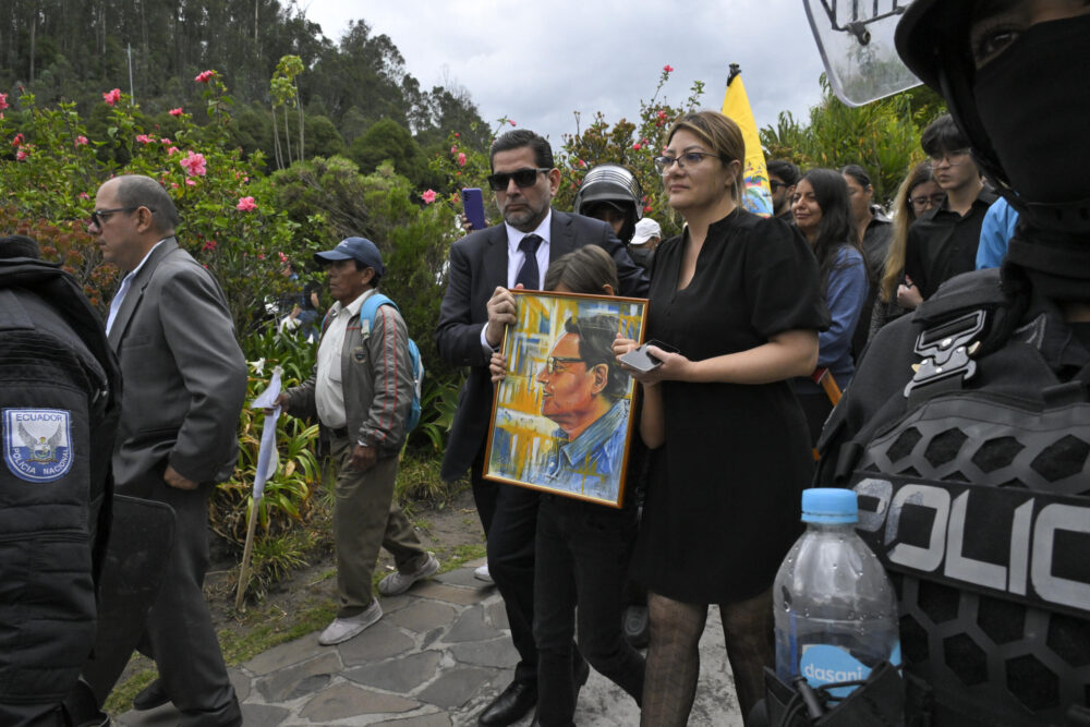 Veronica Sarauz, esposa del candidato presidencial ecuatoriano asesinado Fernando Villavicencio, en el funeral de su marido en Quito, Ecuador, el 11 de agosto de 2023