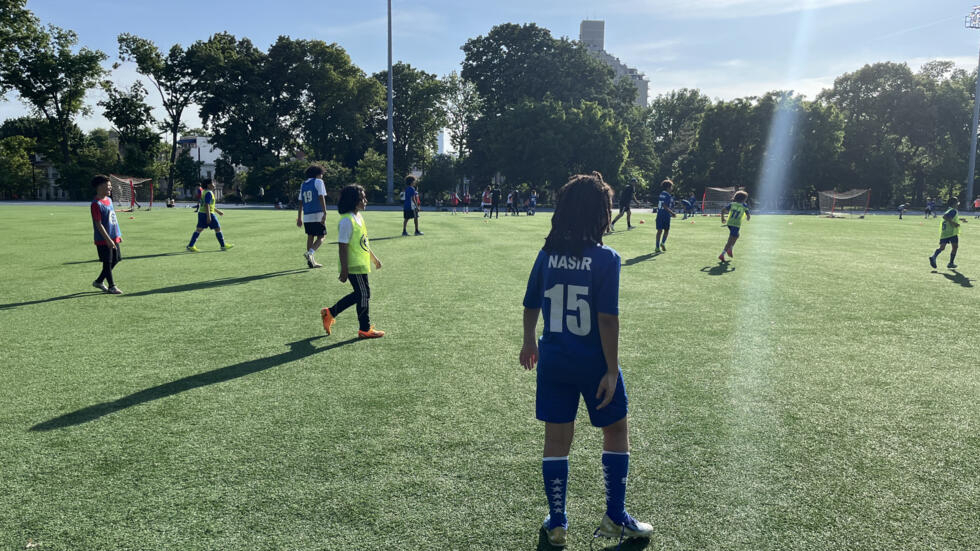 Niños de la Academia de Fútbol 5 Estrellas juegan al fútbol en Nueva York, 20 de mayo de 2024