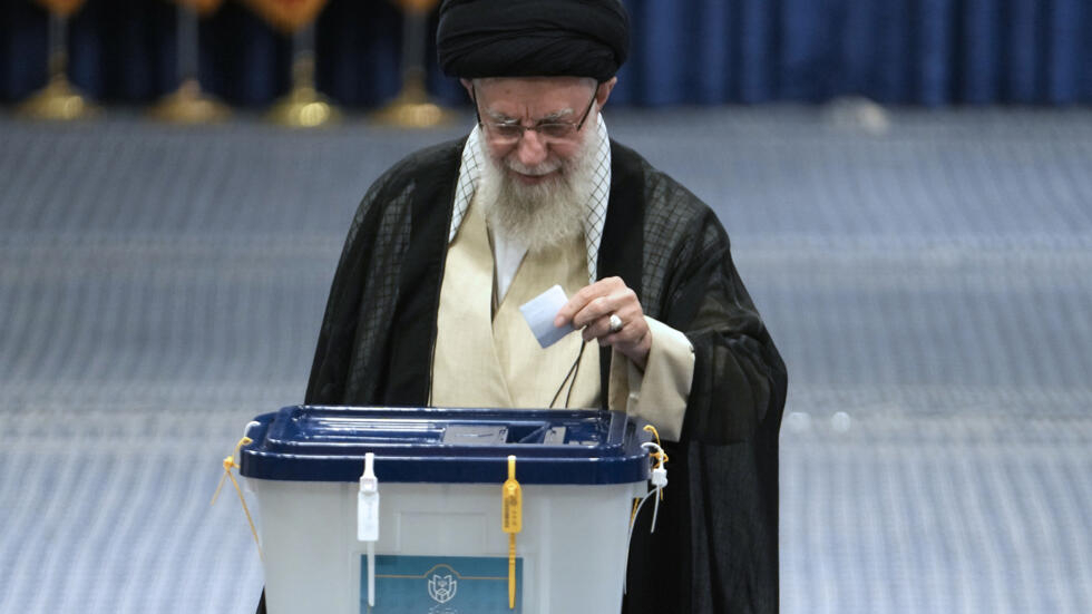 El líder supremo iraní, el ayatolá Ali Jamenei, deposita su voto durante las elecciones presidenciales, en Teherán, Irán, el viernes 28 de junio de 2024. 
