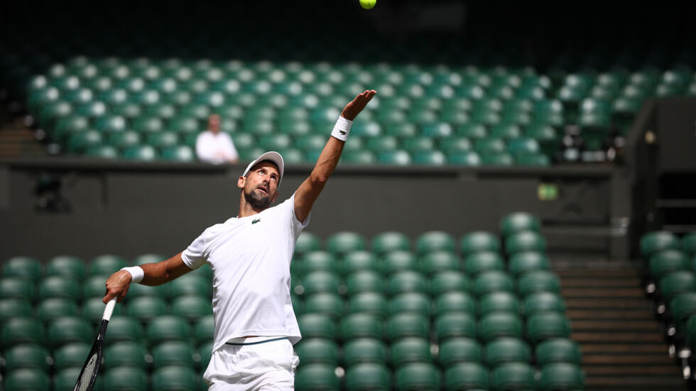 Novak Djokovic se dispone a sacar durante un entrenamiento en el All England Lawn Tennis Club, el 27 de junio de 2024 en Wimbledon, al oeste de Londres