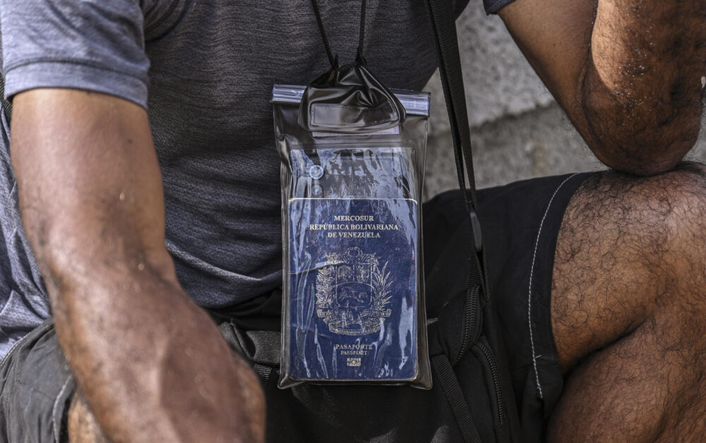 Un migrante venezolano espera un autobús que le lleve a la frontera con Costa Rica en el Centro de Recepción de Atención al Migrante de Lajas Blancas, en la provincia selvática de Darién, Panamá, el 27 de junio de 2024