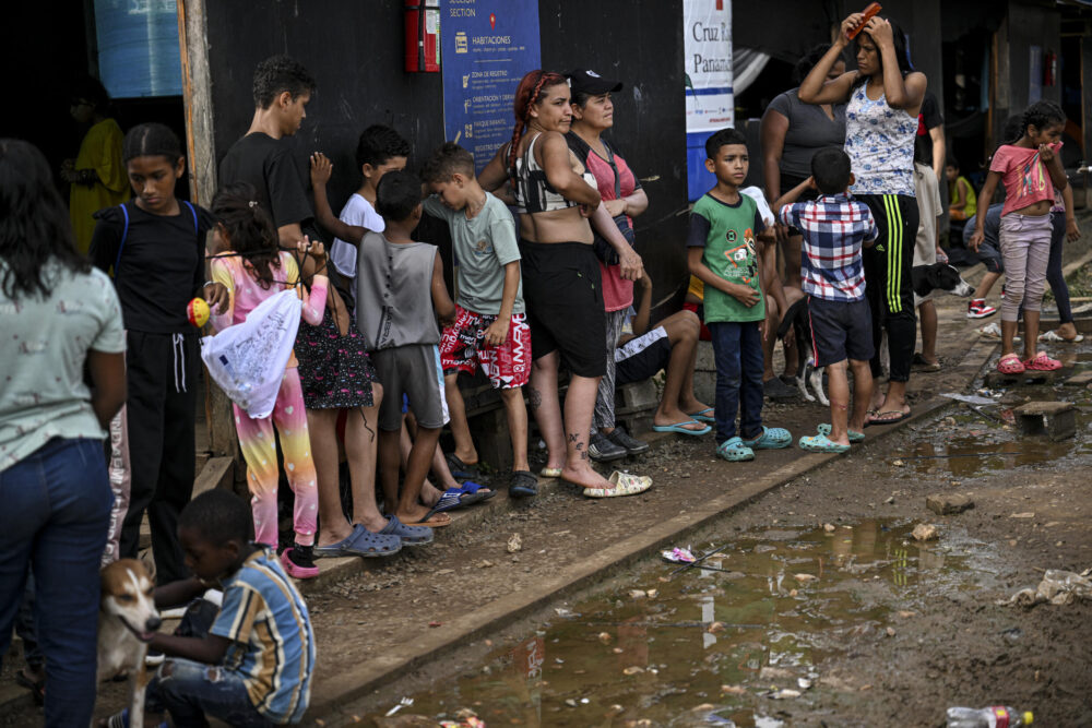 Migrantes hacen cola para recibir comida en el Centro de Recepción de Atención al Migrante de Lajas Blancas, en la provincia selvática de Darién, Panamá, el 27 de junio de 2024