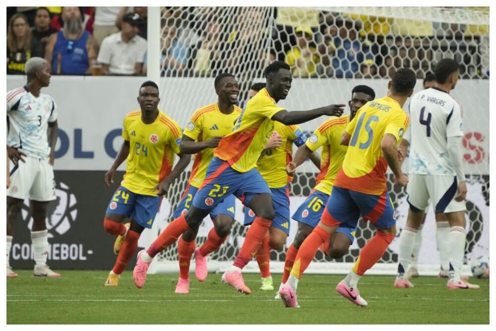 Los jugadores de Colombia celebrando el 2-0 de Davinson Sánchez