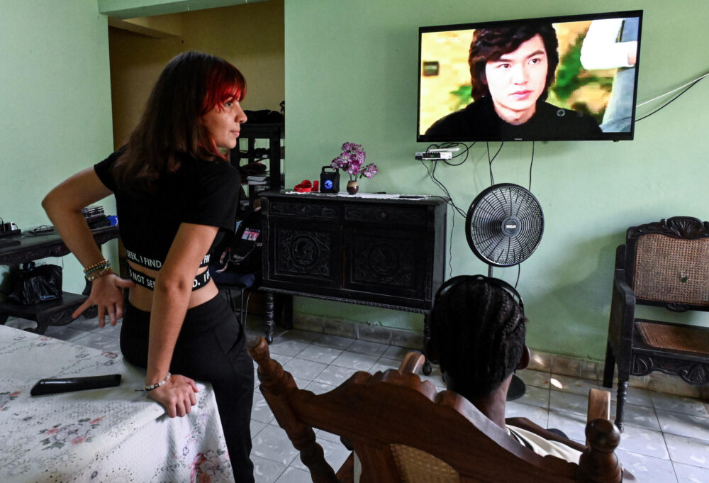 Samyla Trujillo, una joven cubana de 14 años, y Mikel Caballero, joven cubano de 17 años, ven una serie surcoreana en casa de la abuela del adolescente, el 24 octubre de 2023.