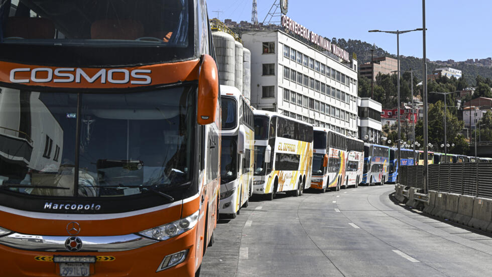 Una fila de autobuses espera ante una estación de servicio en La Paz el 30 de junio de 2024.