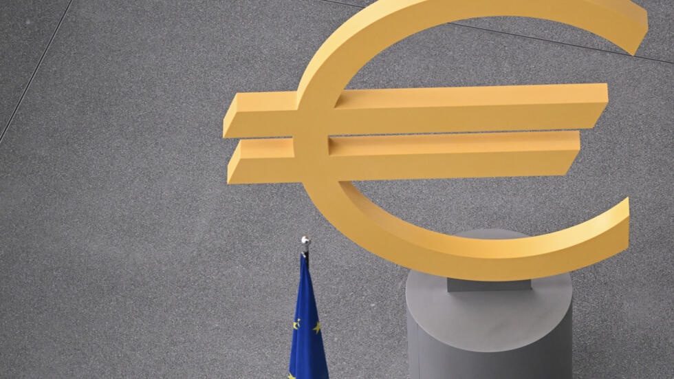 Una escultura del logotipo del euro en la sede del Banco Central Europeo (BCE), el 6 de junio de 2024 en la ciudad alemana de Fráncfort