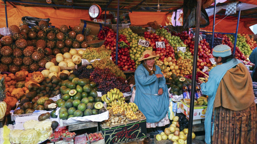 Una mujer vende fruta en un mercado callejero en el barrio de Villa Fátima, el 30 de junio de 2024 en La Paz (Bolivia)
