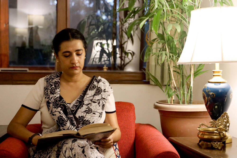 La abogada Karuna Nundy lee un libro en su residencia en Nueva Delhi el 27 de mayo de 2024