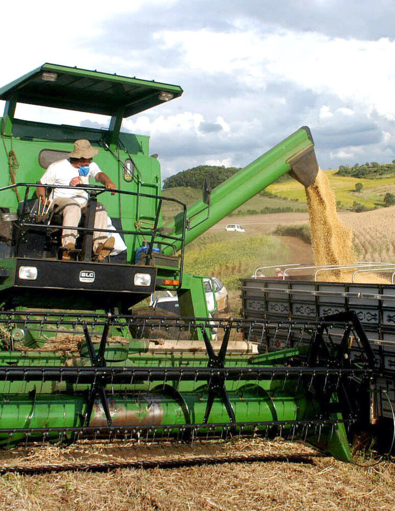 Un agricultor cosecha soja el 16 de septiembre de 2004 en Pato Branco, en el estado brasileño de Paraná