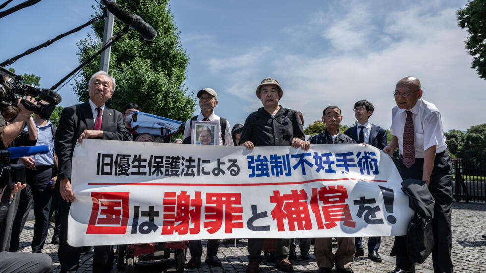 Unos manifestantes reclaman compensaciones para las víctimas de la ley de esterilizaciones de Japón el 3 de julio de 2024 en Tokio