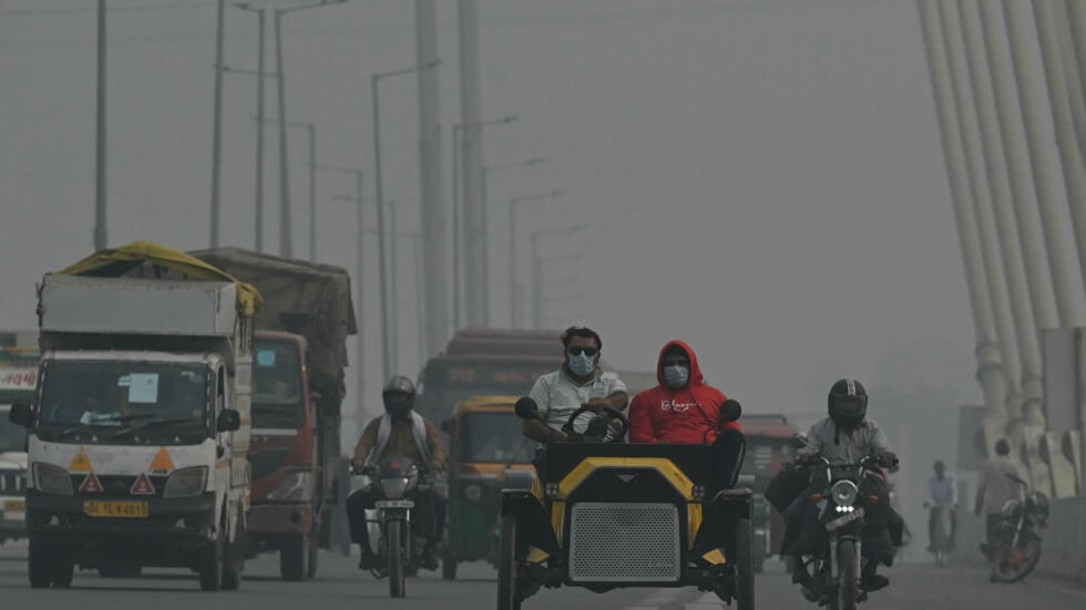 Imagen de archivo del tráfico en la ciudad india de Nueva Delhi, en medio de una nube de contaminación