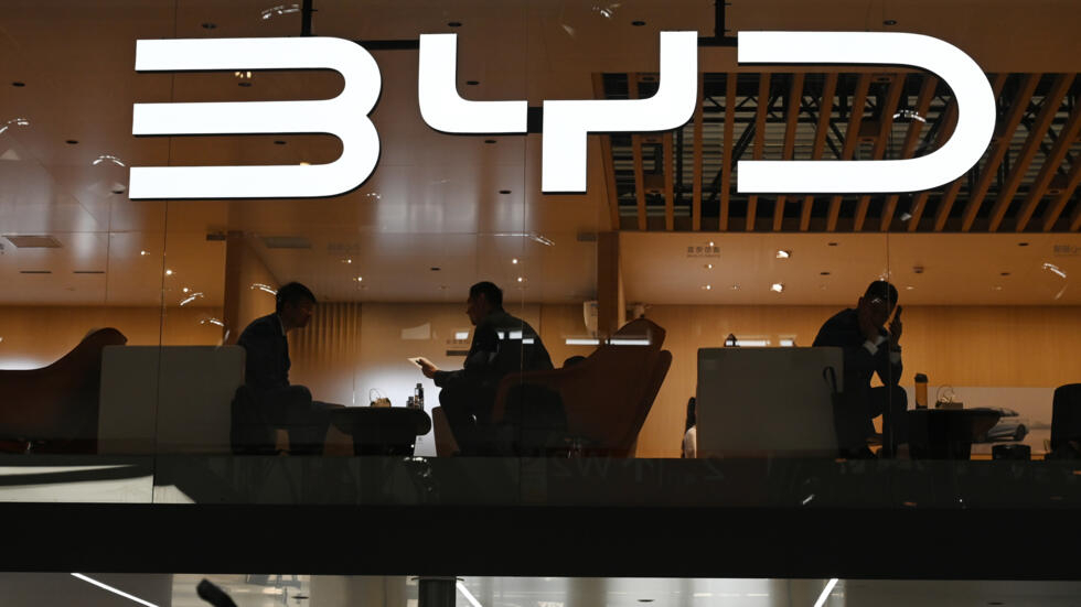 El logo de BYD en el salón del automóvil de Pekín, el 3 de mayo de 2024