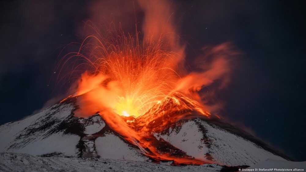 El volcán Etna lanza lava ardiente.