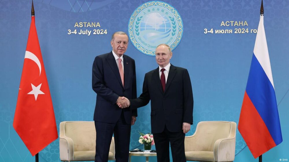El presidente turco, Erdogan, y su homólogo ruso, Putin, se dan la mano en la cumbre de Astaná.