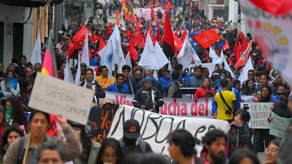 Personas asisten a una concentración convocada por sindicatos y movimientos sociales para protestar por la subida del precio de los carburantes en Quito, el 4 de julio de 2024.