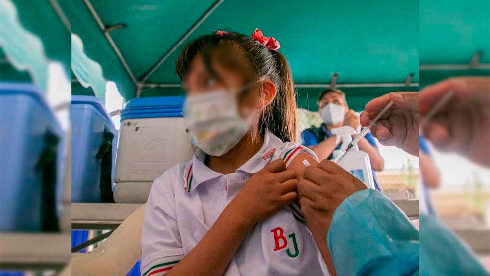 Una niña recibe una vacuna contra la influenza./ ABI