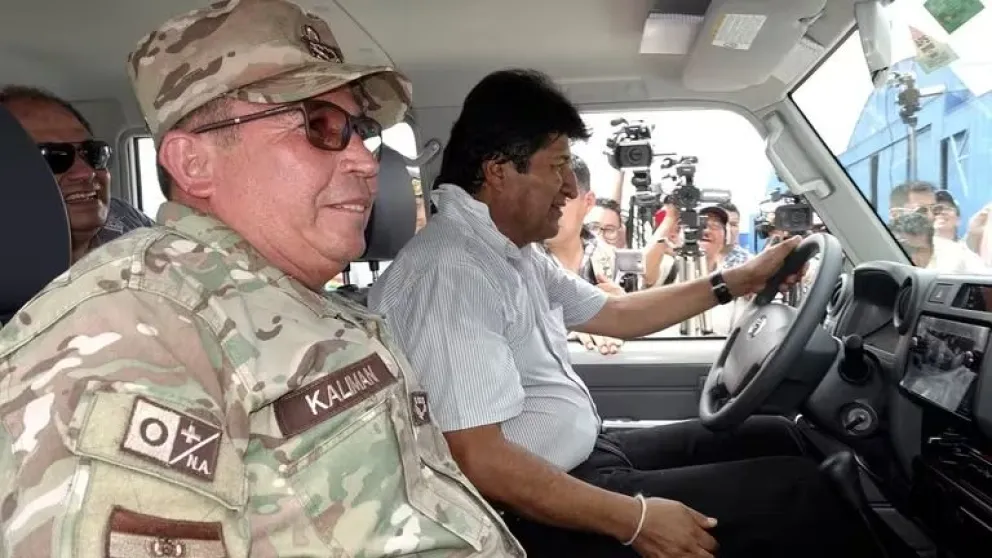 El excomandante de las FFAA, Williams Kaliman y el expresidente Evo Morales, en 2019. Foto: Página Siete. 