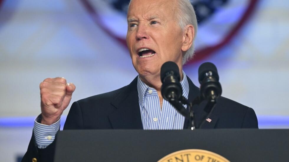 El presidente estadounidense Joe Biden habla durante un acto de campaña en Madison, Wisconsin, el 5 de julio de 2024