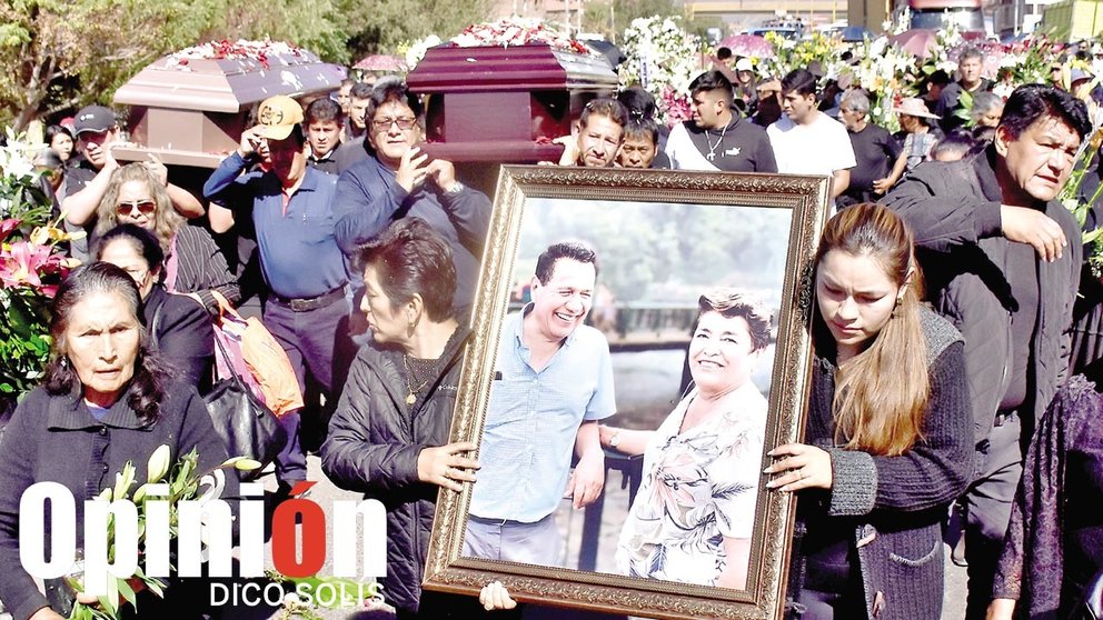 Familiares y amigos dan el último adiós a los esposos asesinados en el Valle Bajo de Cochabamba, el 2 de julio./ DICO SOLÍS