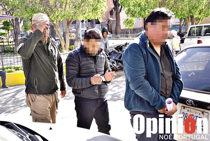 Juan Carlos C. (atrás) y su amigo Jorge M. (delante) son conducidos al Juzgado de Sipe Sipe el 3 de julio, donde les dieron la detención preventiva. /  NOÉ PORTUGAL