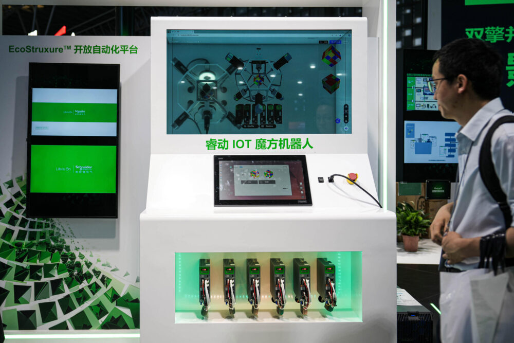 El estand de Schneider en la Conferencia de Mundial de Inteligencia Artificial de Shanghái, en una imagen del 4 de julio de 2024