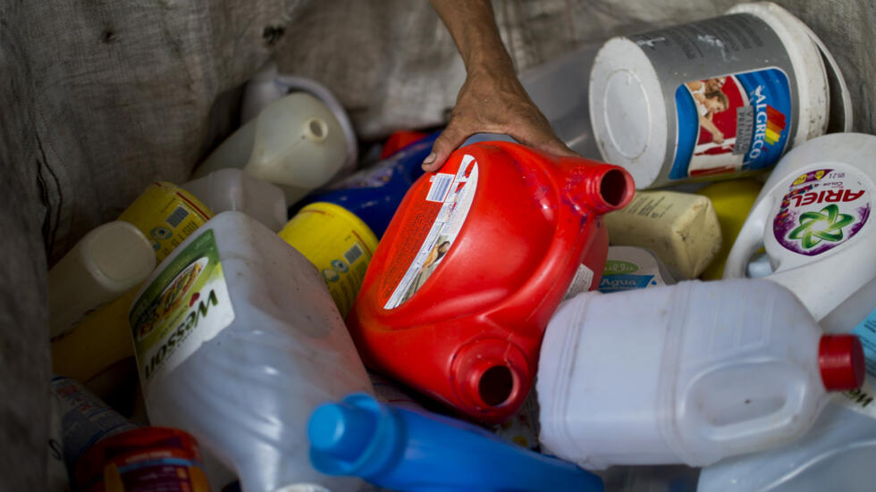 Una persona recoge bidones de plástico en un almacén de reciclaje en Cali, Colombia, el 4 de junio de 2015