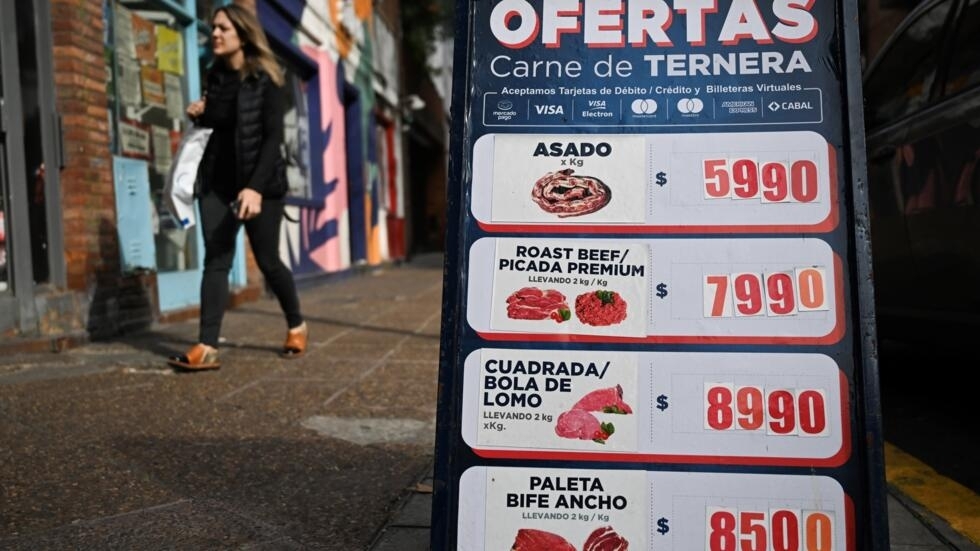 Una tablón con los precios de varios cortes de carne en una calle de Buenos Aires el 13 de junio de 2024