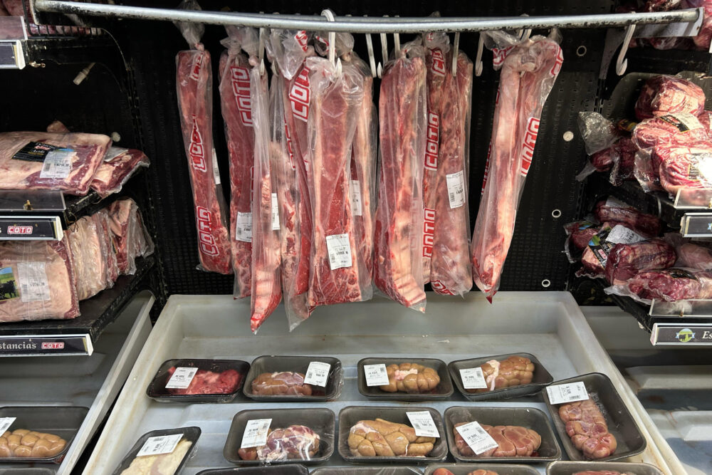 Piezas de carne a la venta en un supermercado de Buenos Aires, el 25 de marzo de 2024