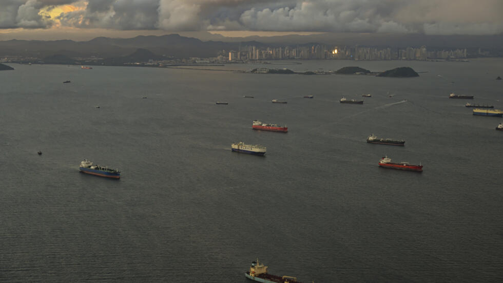 Vista aérea de barcos esperando entrar al Canal de Panamá, Ciudad de Panamá, el 28 de junio de 2024