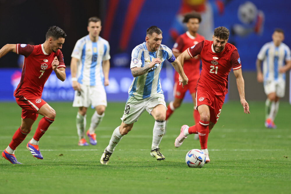 El futbolista argentino Lionel Messi intenta eludir la marca de Stephen Eustáquio y Jonathan Osorio, de Canadá, durante el partido de apertura de la Copa América de Estados Unidos el 20 de junio de 2024 en Atlanta (Georgia, EEUU)