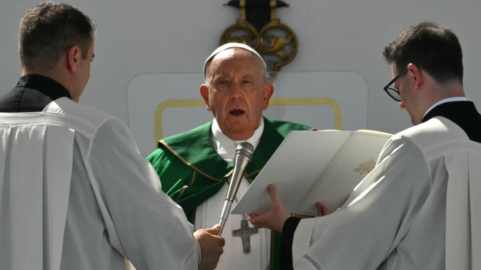 El papa Francisco oficia una misa dominical en la plaza de la Unidad de Trieste, el 7 de julio de 2024 al noreste de Italia